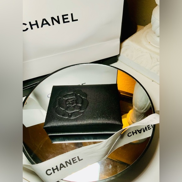 “Host Pick” VTG CHANEL COLLECTIBLE JEWELRY CASE - Picture 8 of 9